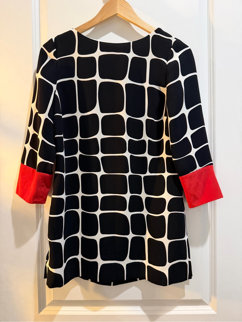 Carlisle Silk Shift Dress Black White Geometric Print Red Cuffs Size 2